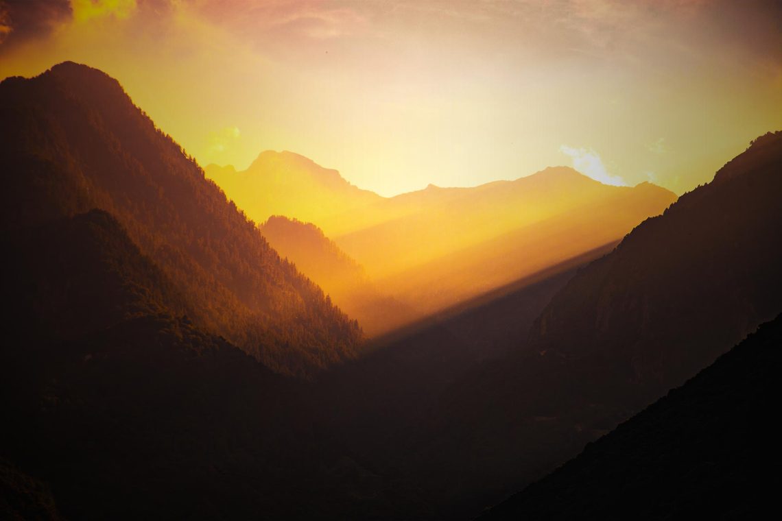 China Eastern Plane Lands With Hole in Engine